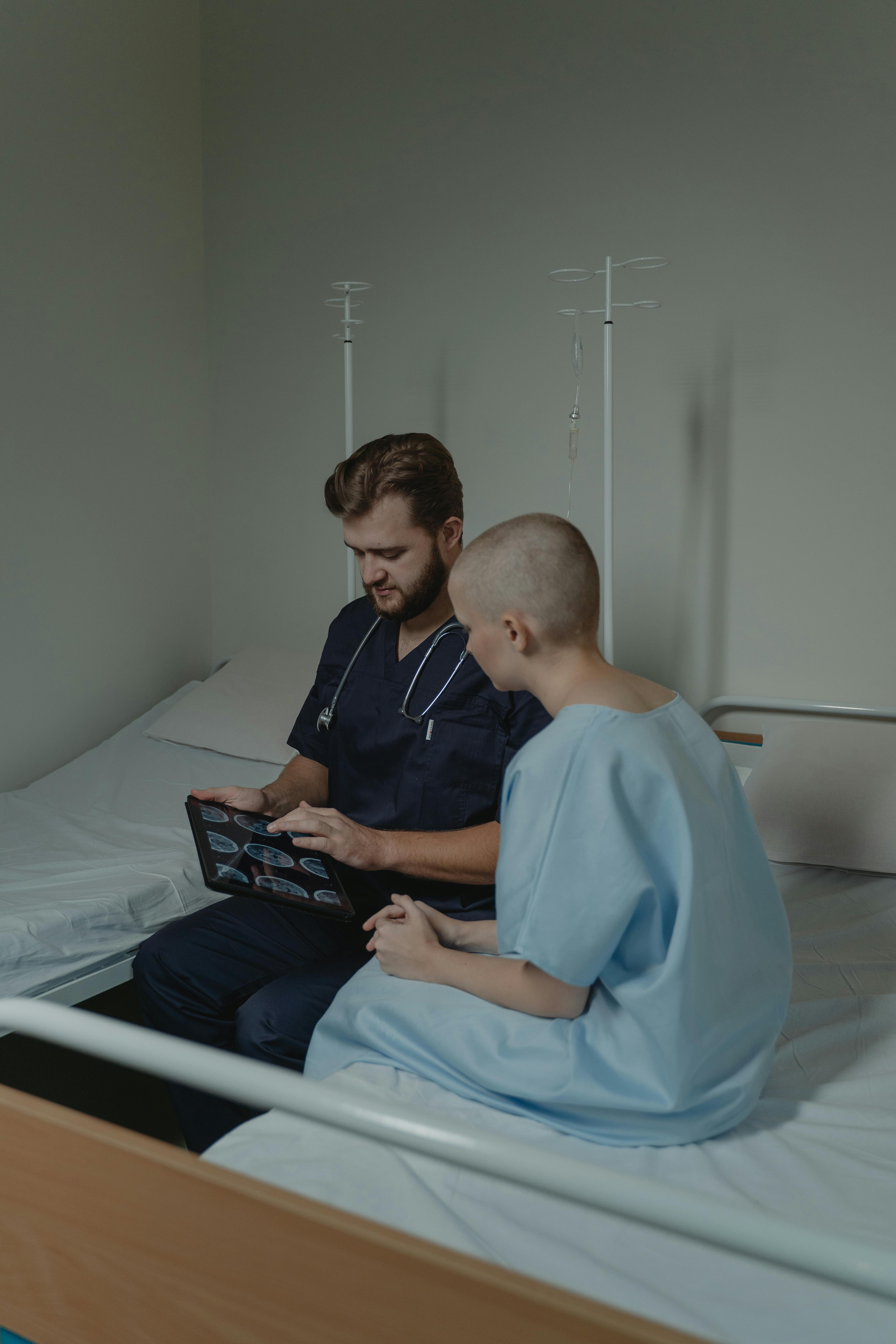 Doctor mostrando resultados digitales a paciente en clinica
